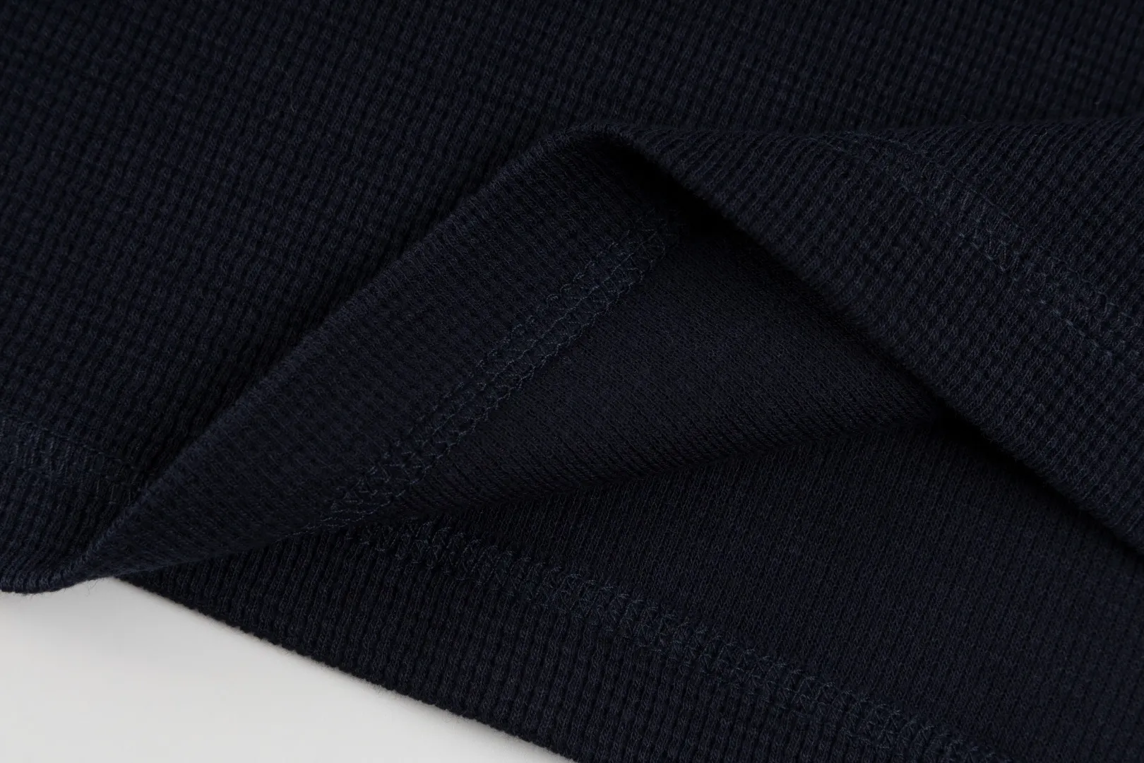 P196 #R79 Ralph Lauren/Ralph Lauren Waffle Henley Collar Open Button Sweater Exclusive Henry Collar Waffle Series Open Bust Sweater Exclusively customized with original grade waffle fabric, 100% cotton yarn imported machine-dyed weaving process, full texture, all collars, cuffs and hems are fixed and woven threads, full of high-quality quality, can be worn alone or matched, classic hot style Color Navy Blue Dark Gray Black White SIZE: S M L XL Shoulder width: 51.5/53/54.5/56 Bust: 108/112/116/120 Sleeve length: 60/61/62/63 Clothing length: 66.5/68/69.5/71